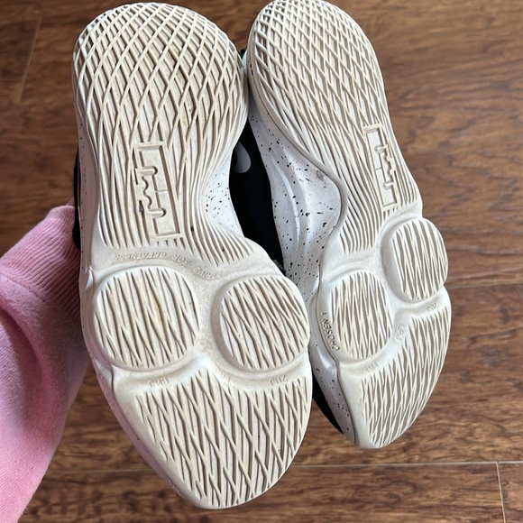 Boys Nike Basketball Sneakers - Picture 4 of 5